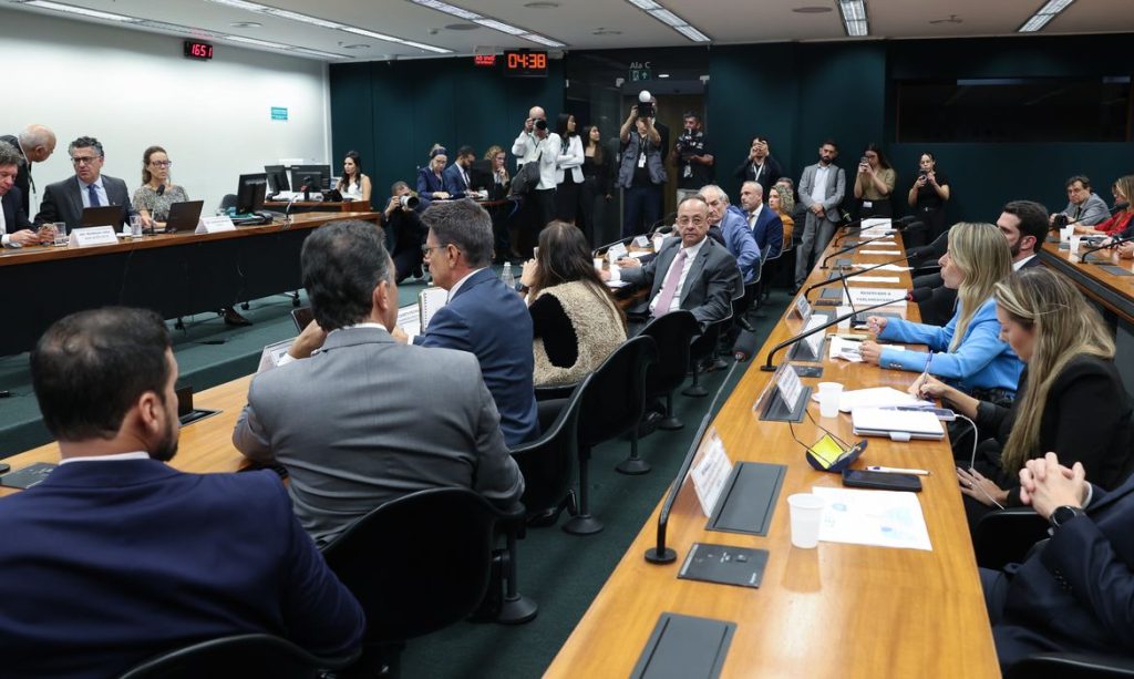 Deputado pede vista e adia votação da PEC que acaba com a escala 6X1