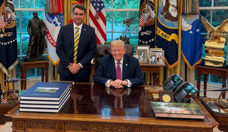 Flávio Bolsonaro se reúne com Trump e destaca prestígio do Brasil apesar de Lula