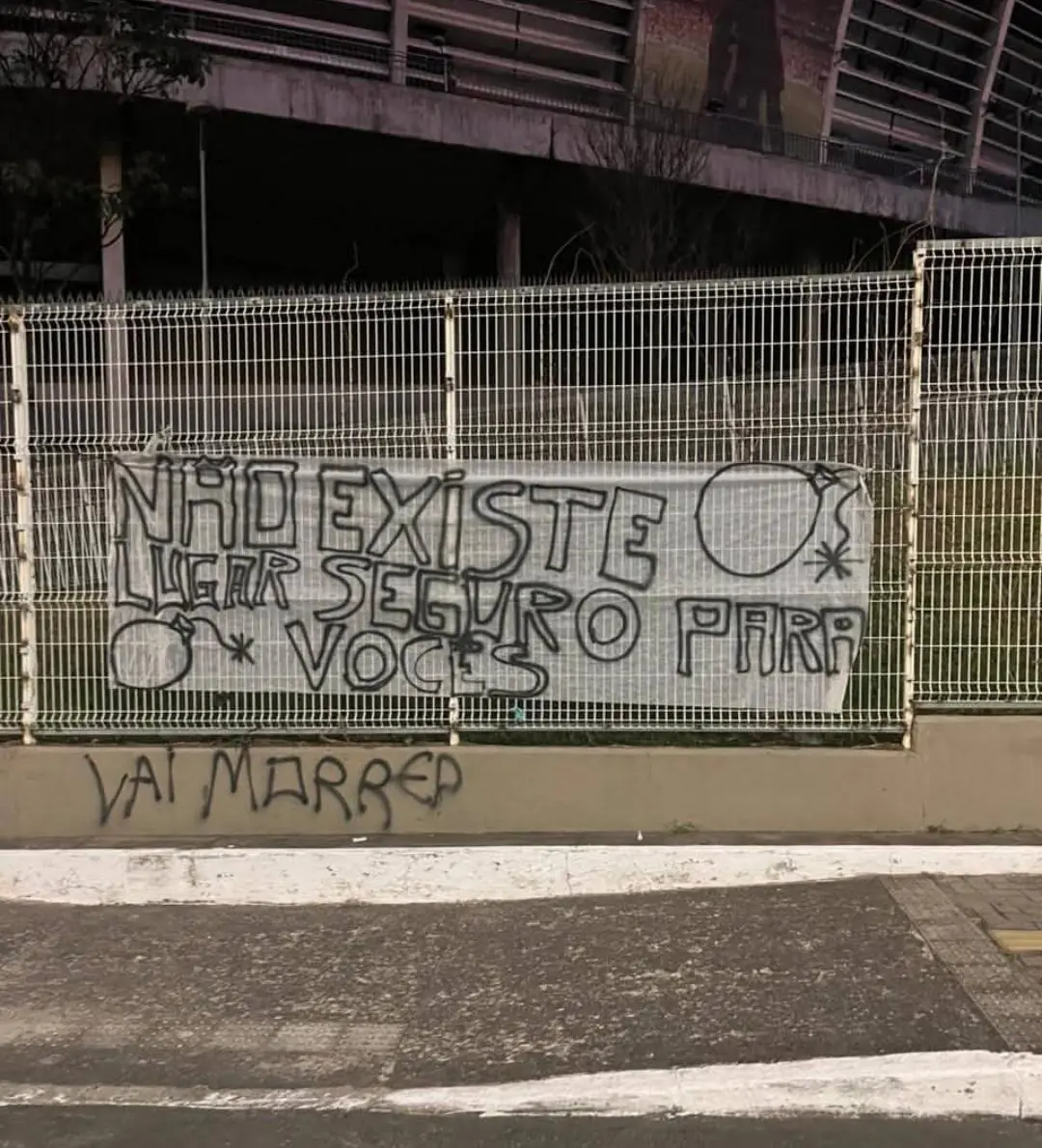 Ameaças a jogadores do Bahia: faixas são penduradas na Fonte Nova