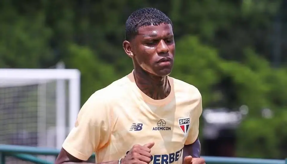 Vitória negocia empréstimo de Arboleda com o São Paulo