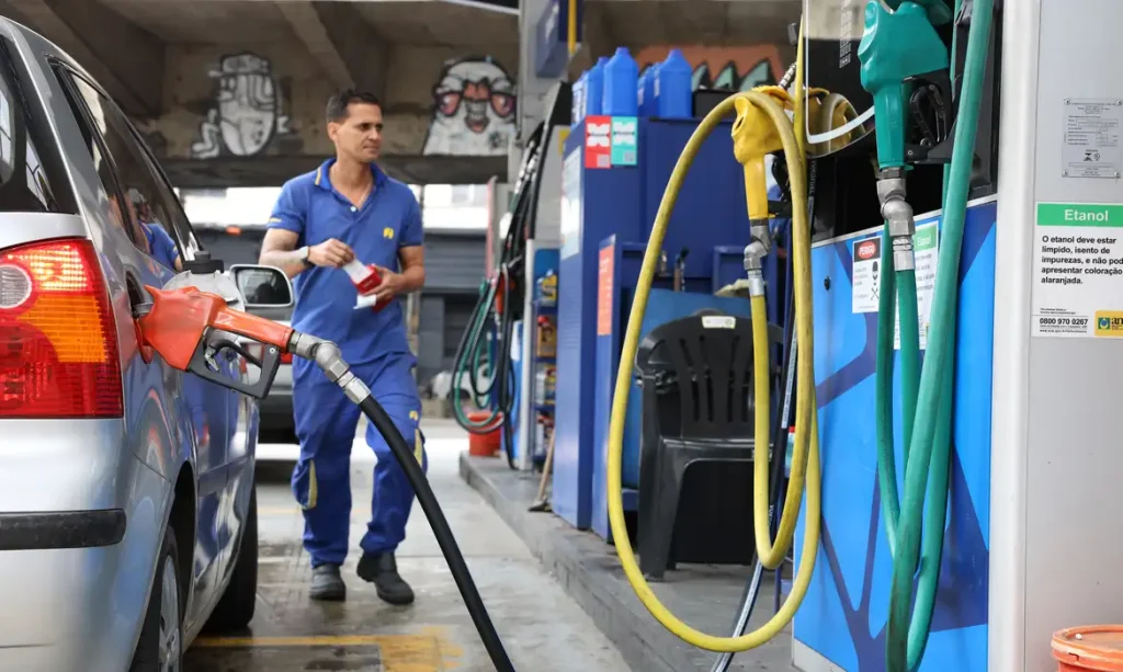 Governo estabelece subsídio de R$ 0,44 por litro para gasolina