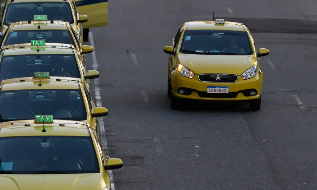 Governo Federal destina R$ 30 bilhões para taxistas e motoristas de aplicativo