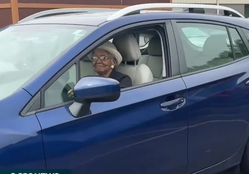 Susan Young Browne, 108 anos, renova carteira de motorista e inspira com vitalidade
