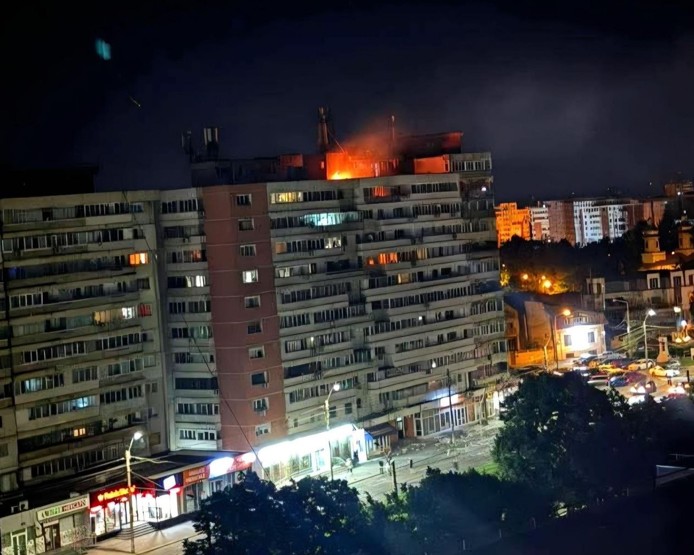 Drone russo colide com prédio residencial em Galati, Romênia, e deixa feridos