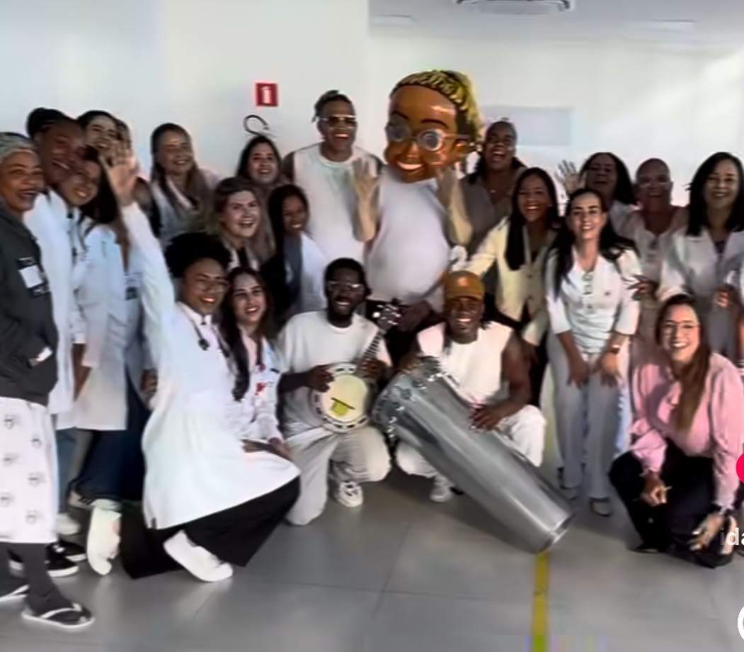 Buja Ferreira leva música, afeto e leveza ao Hospital da Mulher