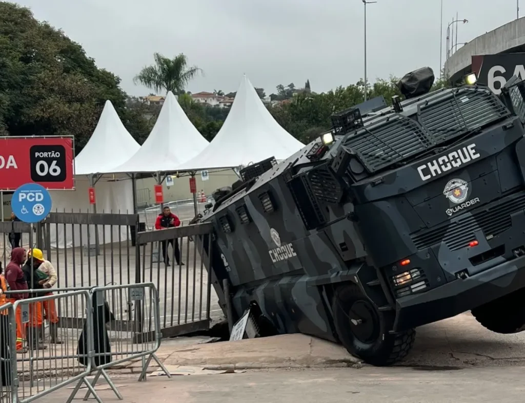 Caminhão da Tropa de Choque afunda em acesso do Morumbi e assusta fãs