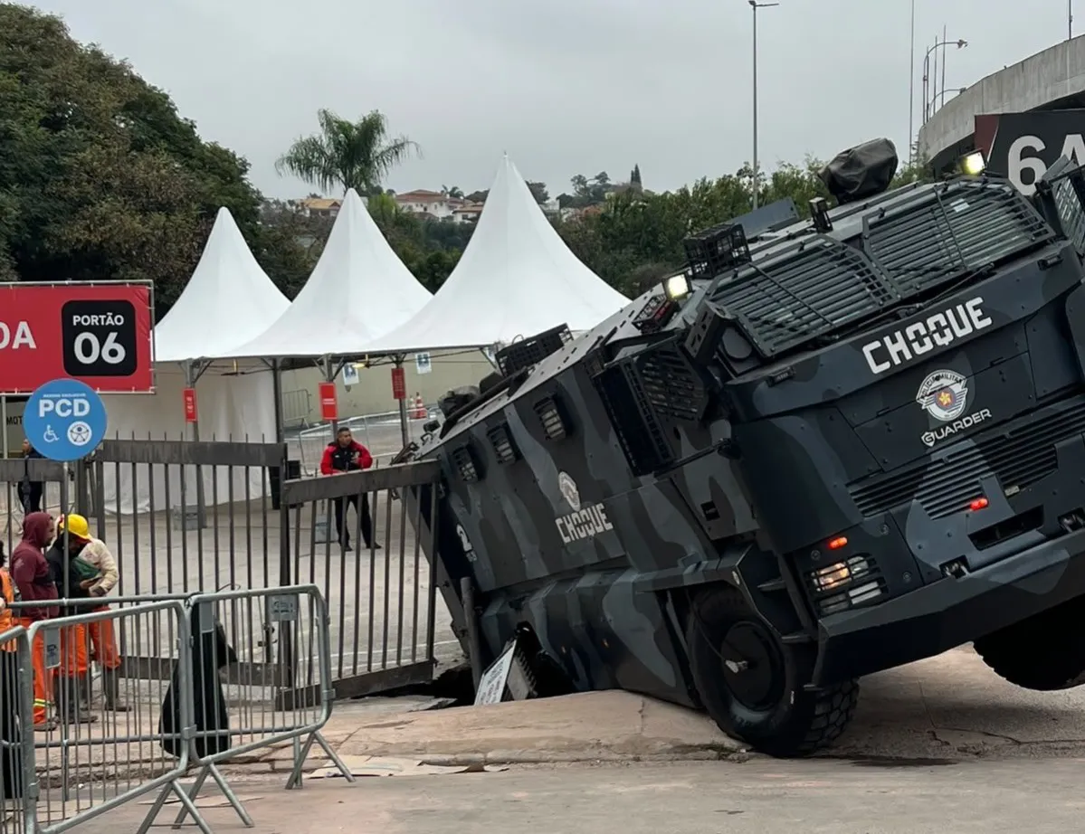 Caminhão da Tropa de Choque afunda em acesso do Morumbi e assusta fãs
