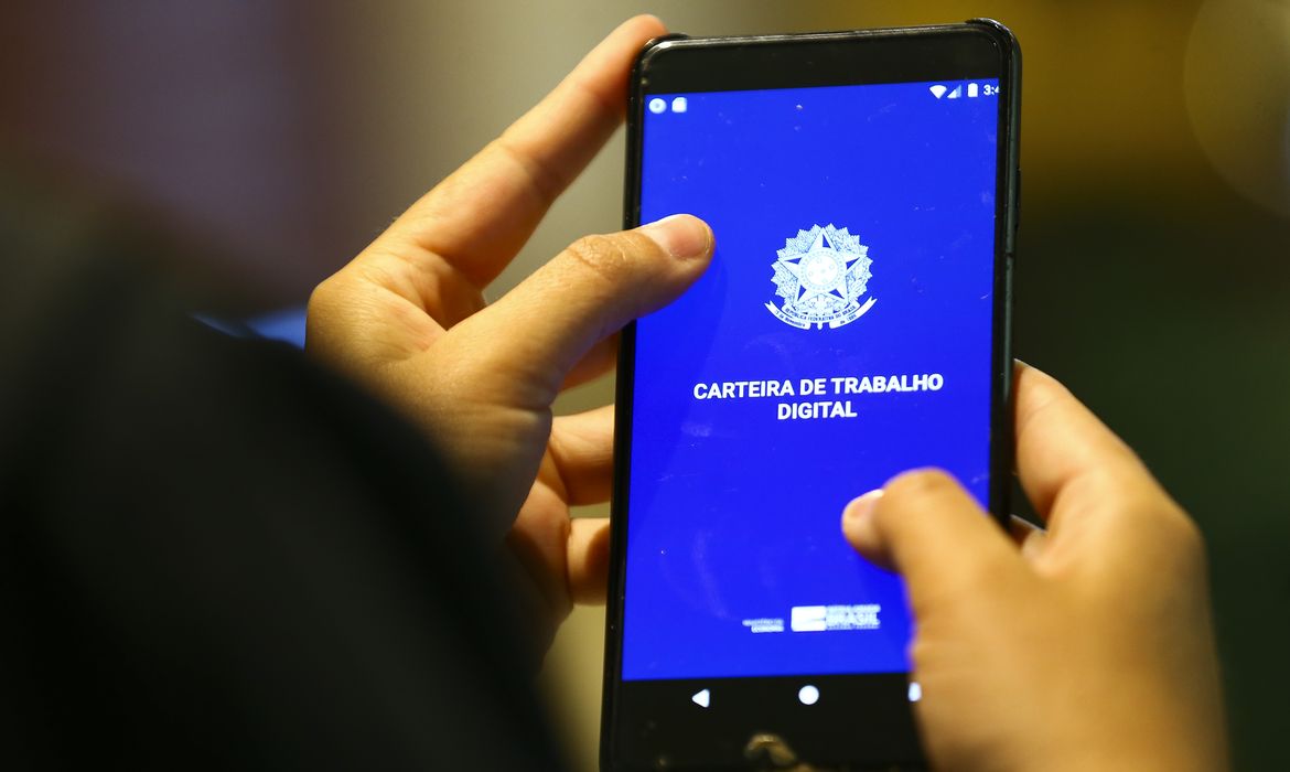 Desemprego cai a 5,4% no 2º tri de 2026 e bate mínimo desde 2012