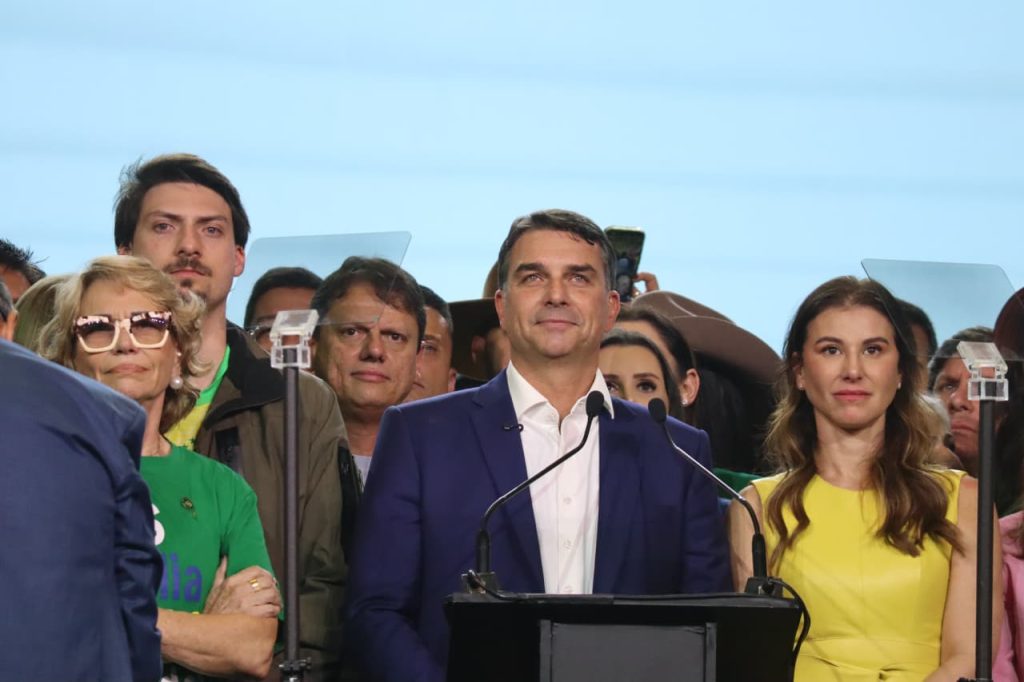 Equipe de Flávio Bolsonaro pondera São Paulo ou Nordeste para início de campanha