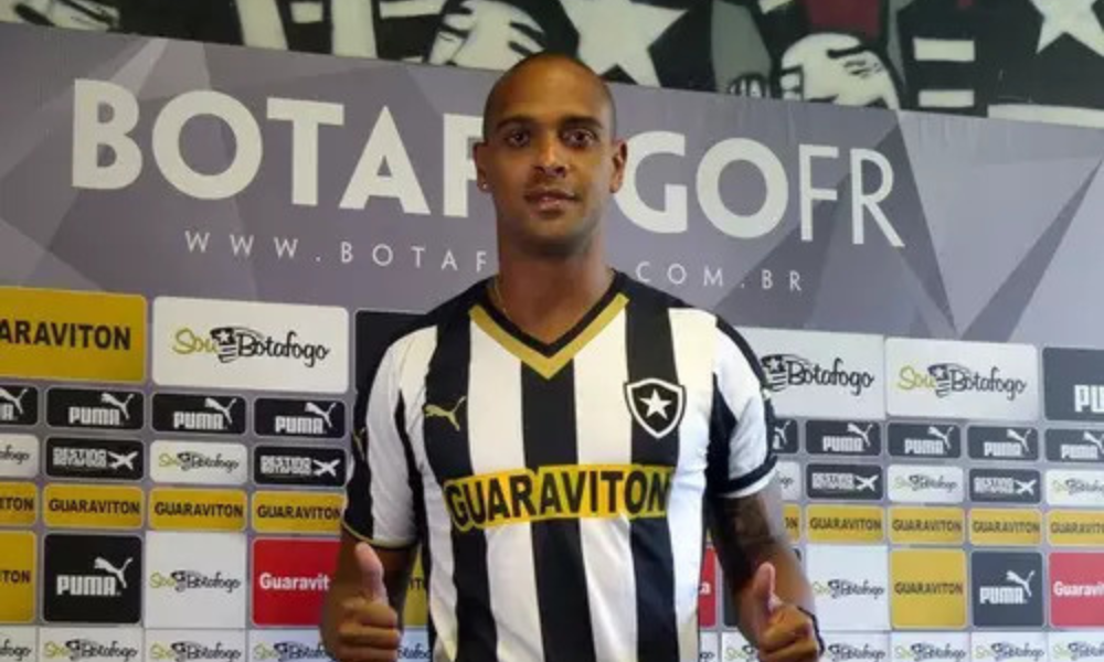 Ex-atacante do Botafogo Tássio morre após desabamento de muro no RJ