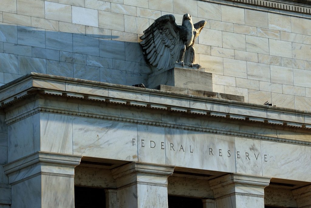 Fed segura juros em 3,50%-3,75% pela quinta vez em meio a pressões
