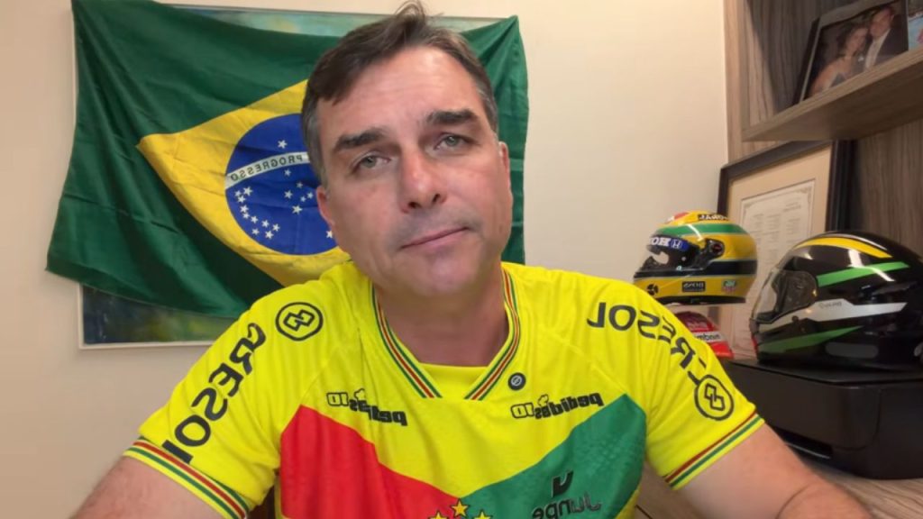 Flávio Bolsonaro ataca Lula e imprensa em live e evita trégua com Michelle