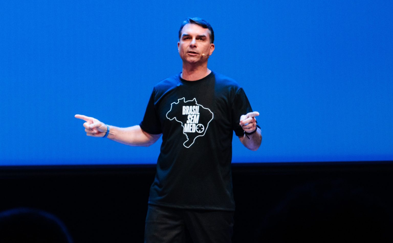Flávio Bolsonaro pede observadores internacionais para eleições no Brasil