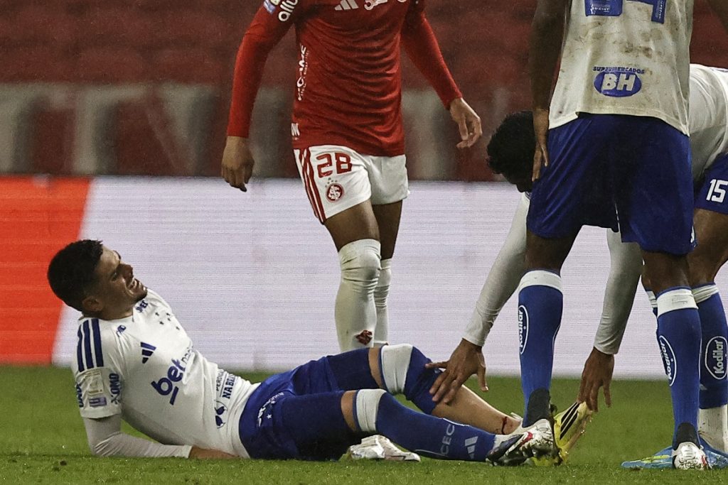 Gabriel Pec sofre fratura na perna; Victor Gabriel é expulso
