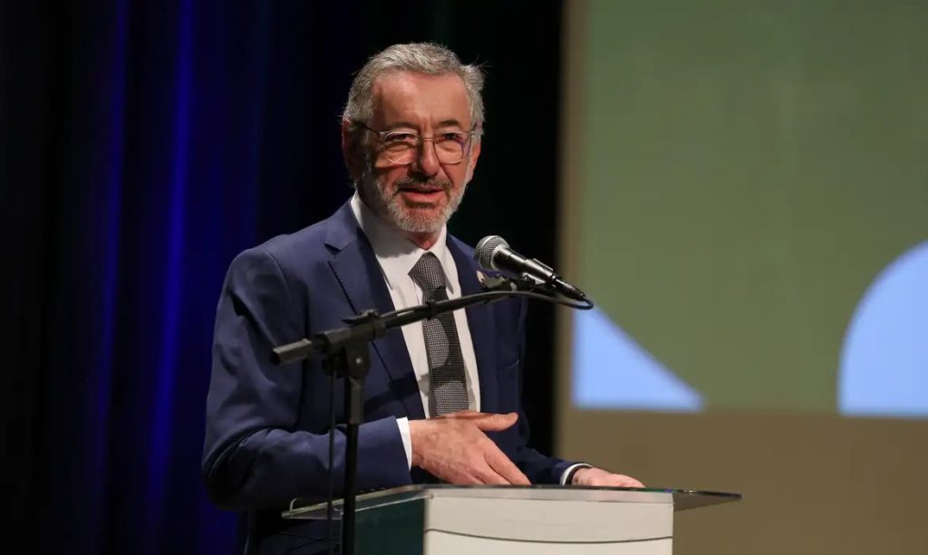Governo negocia com EUA para evitar tarifa de 25%, afirma ministro