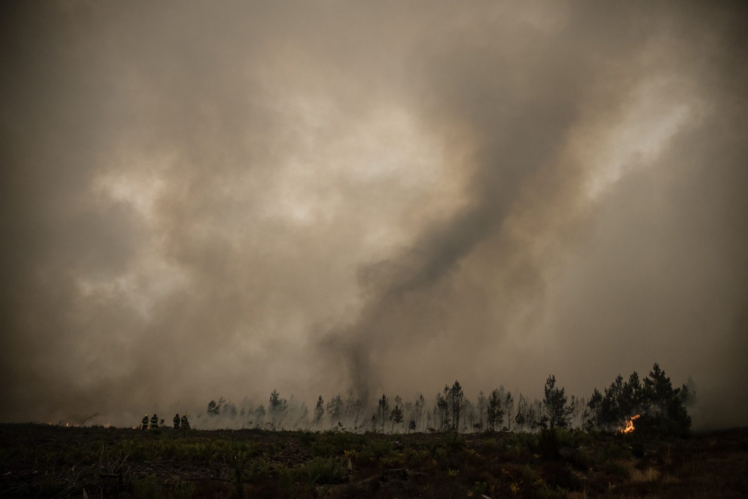 Incêndios forçam retirada de 325 mil na França e Espanha