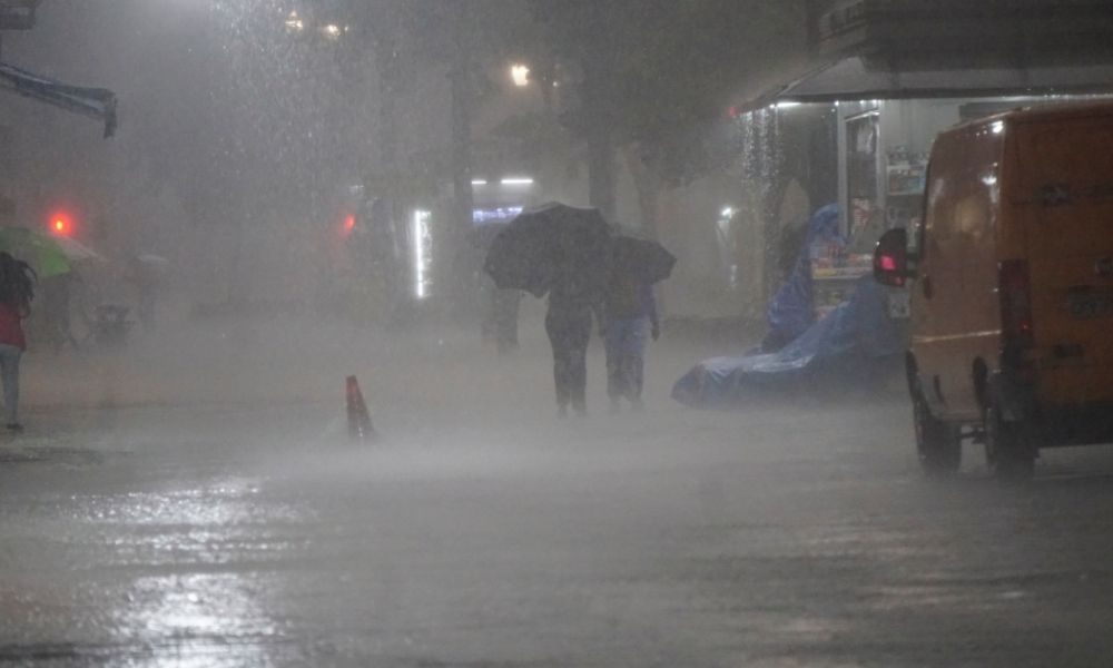 Inmet aciona alerta vermelho; RS enfrenta chuvas intensas e ventos