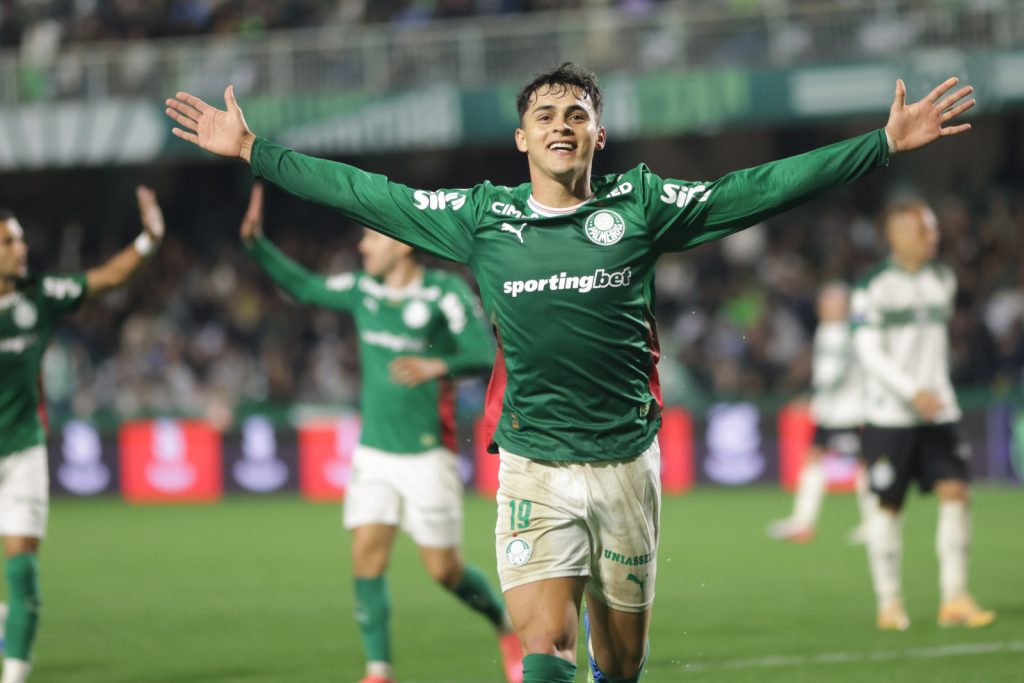 Maurício faz dois e Sosa garante triunfo do Palmeiras em Curitiba