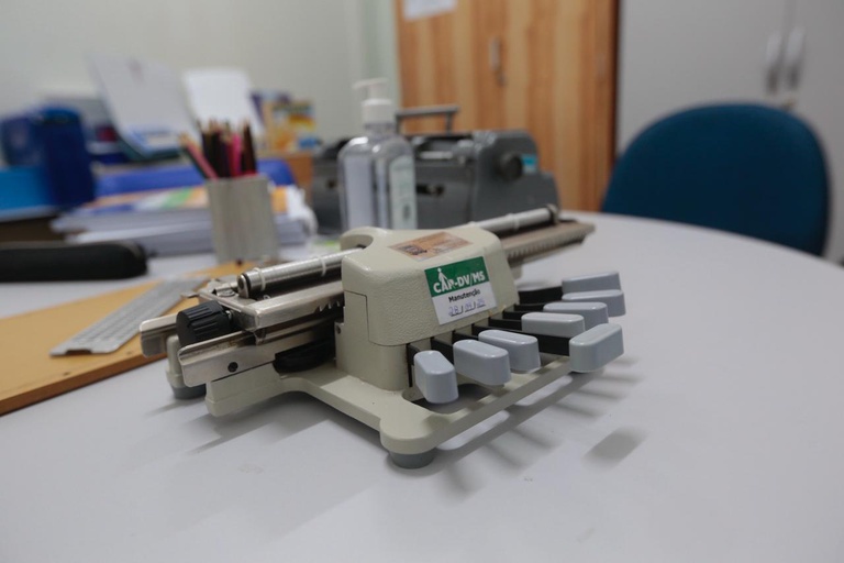 MEC entrega 16.652 livros braille-tinta e amplia inclusão escolar
