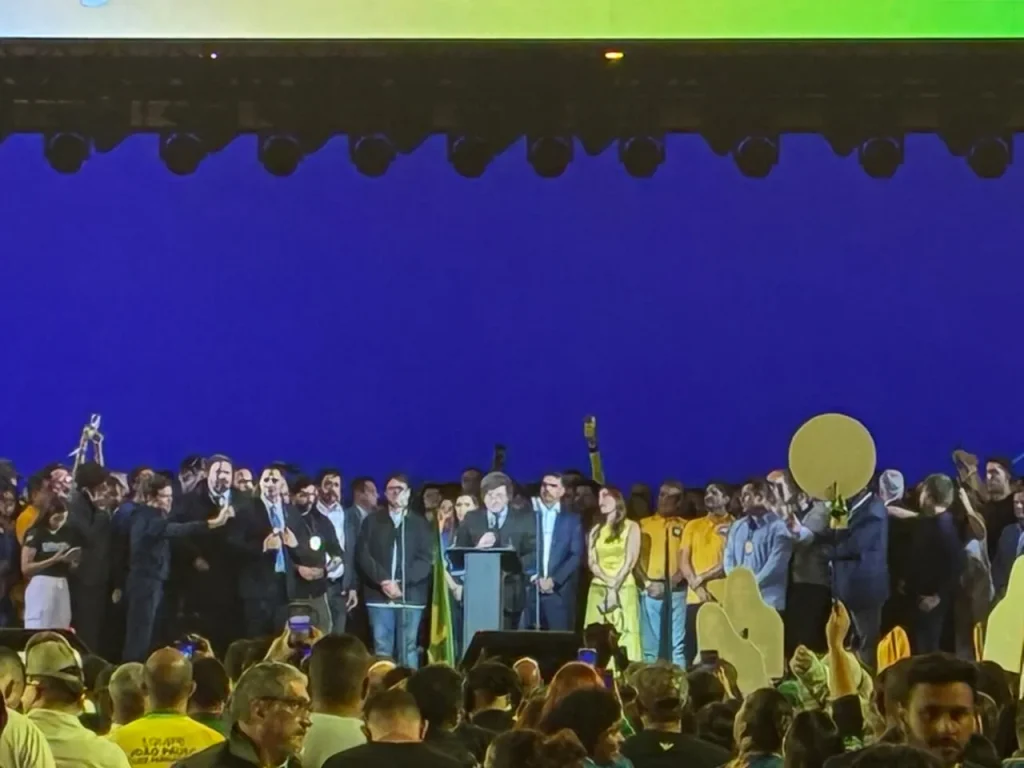 Milei apoia Flávio Bolsonaro e alerta sobre reeleição de Lula