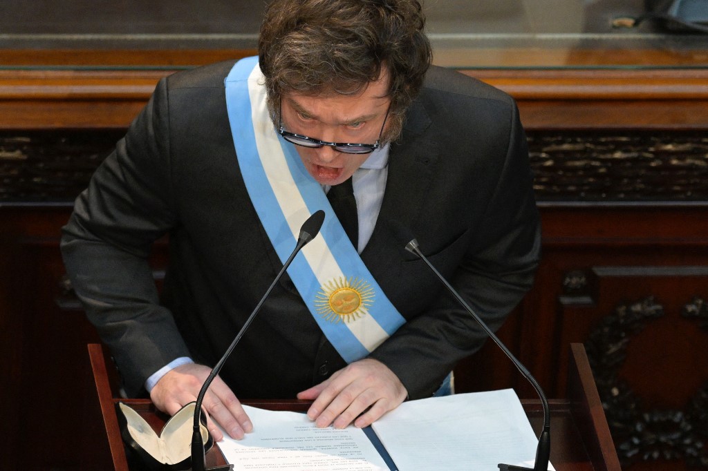 Milei endurece regras migratórias e mira discurso anti-Argentina