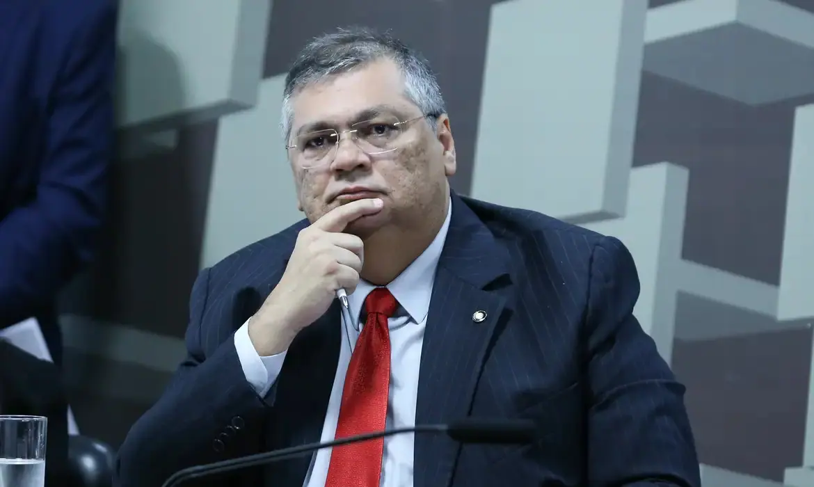 Ministro Flávio Dino determina prisão domiciliar de secretário do Maranhão