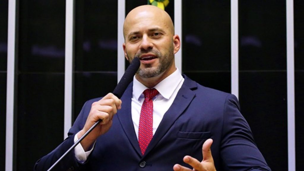 Moraes intima Daniel Silveira a explicar apoio a Portinho em 48h