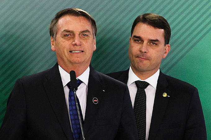 PoderData: opinião dividida sobre proibição de visitas de Flávio a Bolsonaro