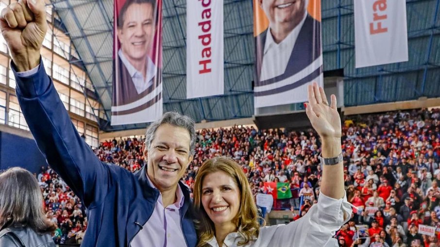 PT oficializa Haddad e sela aliança com Márcio França em SP