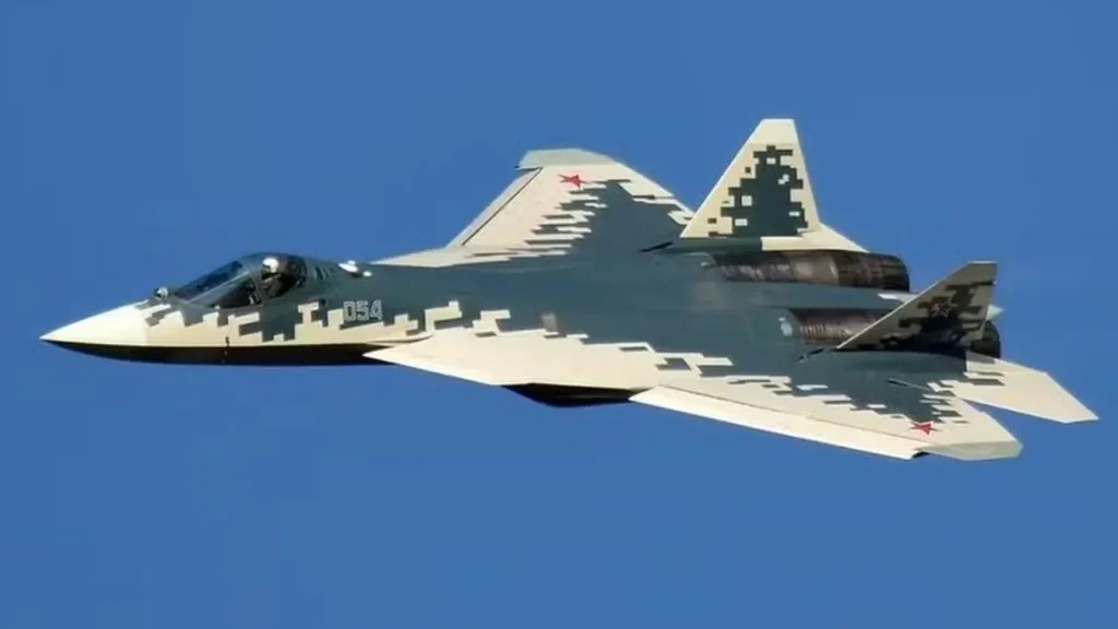 Queda de Su-57 em treino perto de Moscou; piloto salvo após ejeção