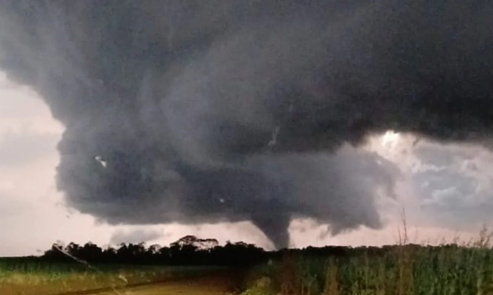 Supercélula forma tornado e destelha casas em Senador Salgado Filho (RS)