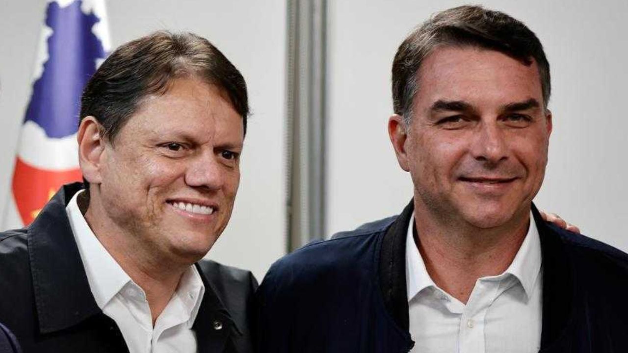 Tarcísio apoia Flávio Bolsonaro e promete retomar trabalho de Jair Bolsonaro