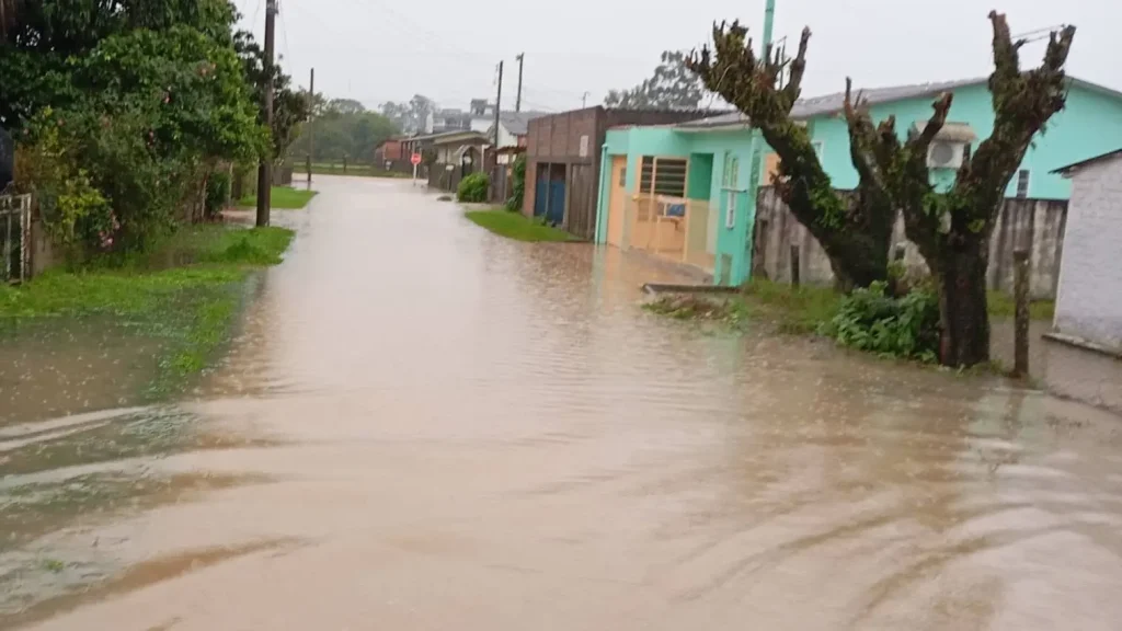 Temporal no RS deixa 1,2 mil desabrigados e rios em elevação
