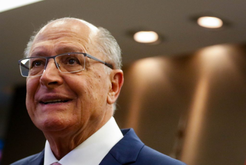 Alckmin rebate desconfiança e defende urnas eletrônicas na convenção do PT