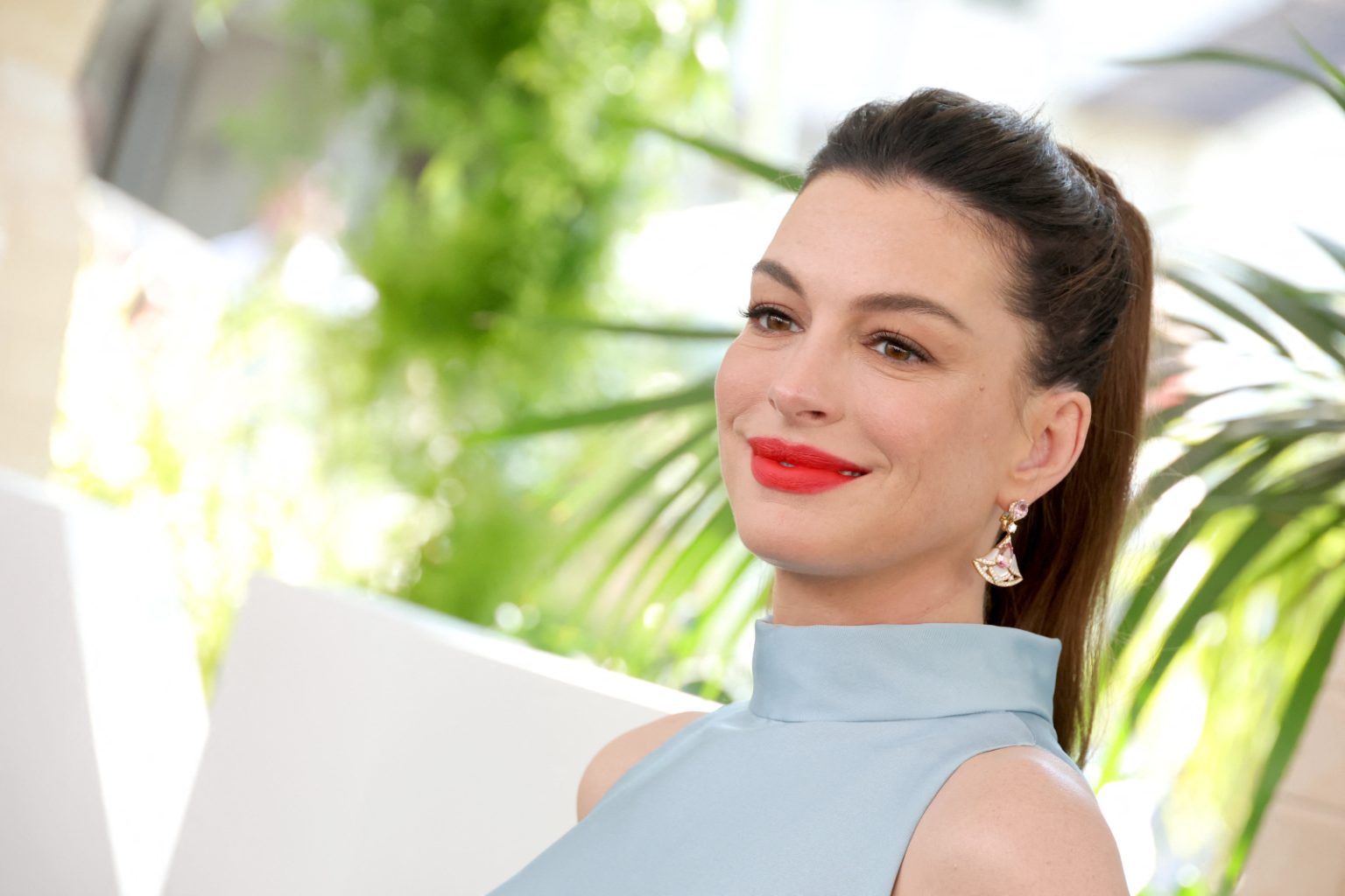 Anne Hathaway exibe barriga em top cropped na estreia de The End of Oak Street