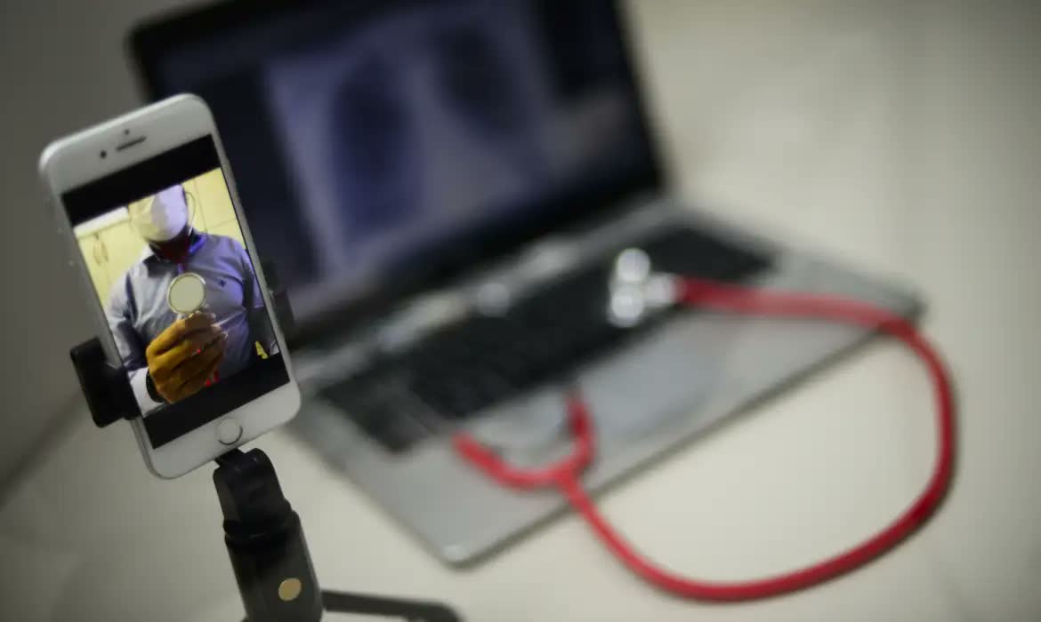 Augusto Cury propõe telemedicina 24h para atender 80% dos casos