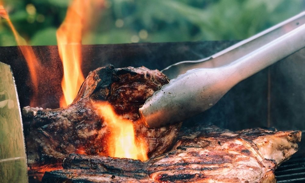 Calcule quanto comprar de carne e bebida por pessoa para o churrasco