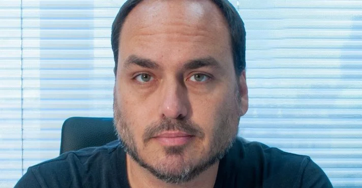 Carlos Bolsonaro acusa PF de favorecer aliados de Lula