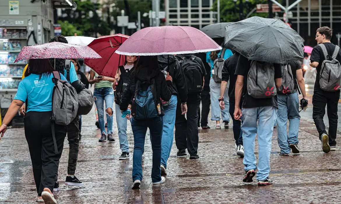 Chuvas intensas no Sul e Norte trazem risco de alagamentos e ventos