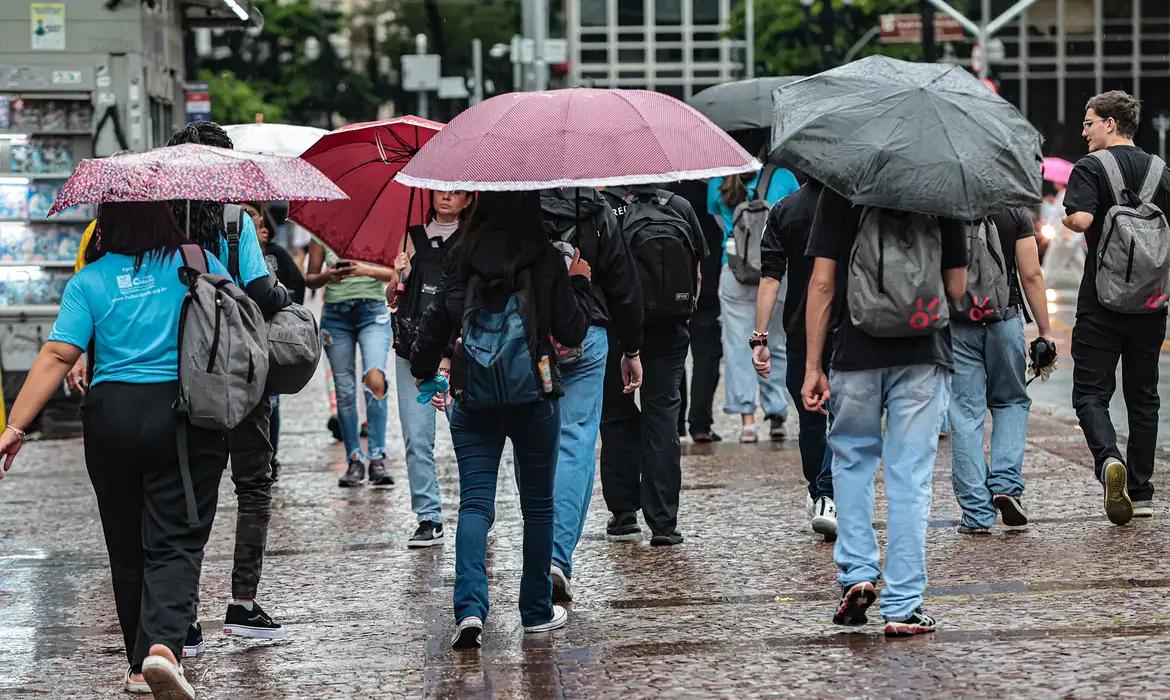 Ciclone-bomba avança e traz tempestades e ventos fortes ao Sul