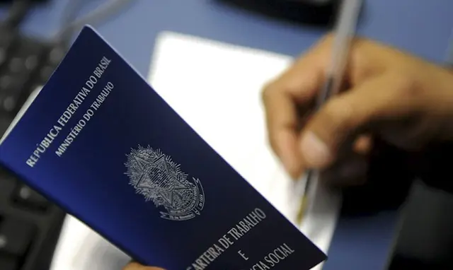 Crescimento do emprego formal cai ao pior julho desde 2020