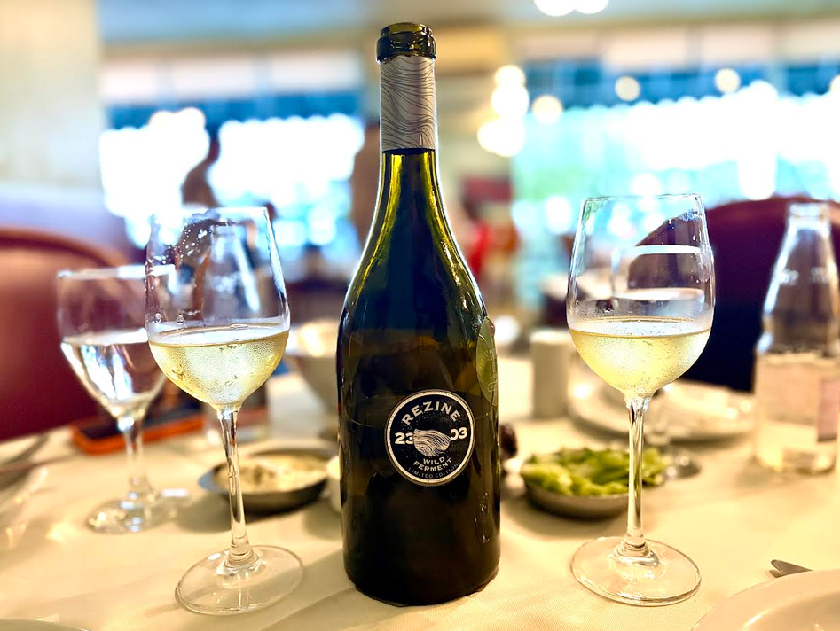 Descubra a Retsina, o vinho grego com aroma de pinho e tradição milenar