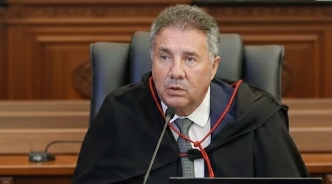 Desembargador mostra saldo de R$ 96 ao defender remuneração de juízes