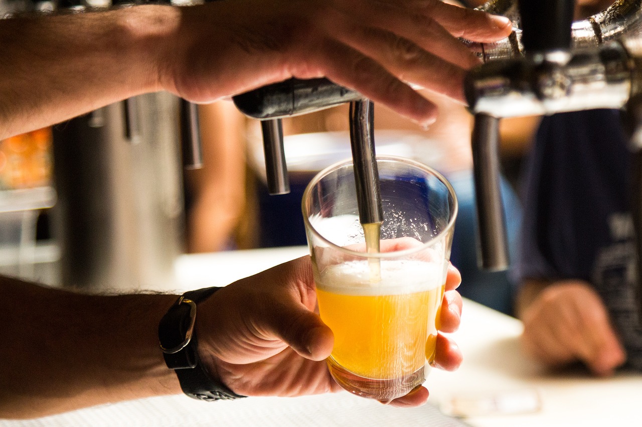 Dia da Cerveja: SP mantém proibição de álcool em estádios desde 1996