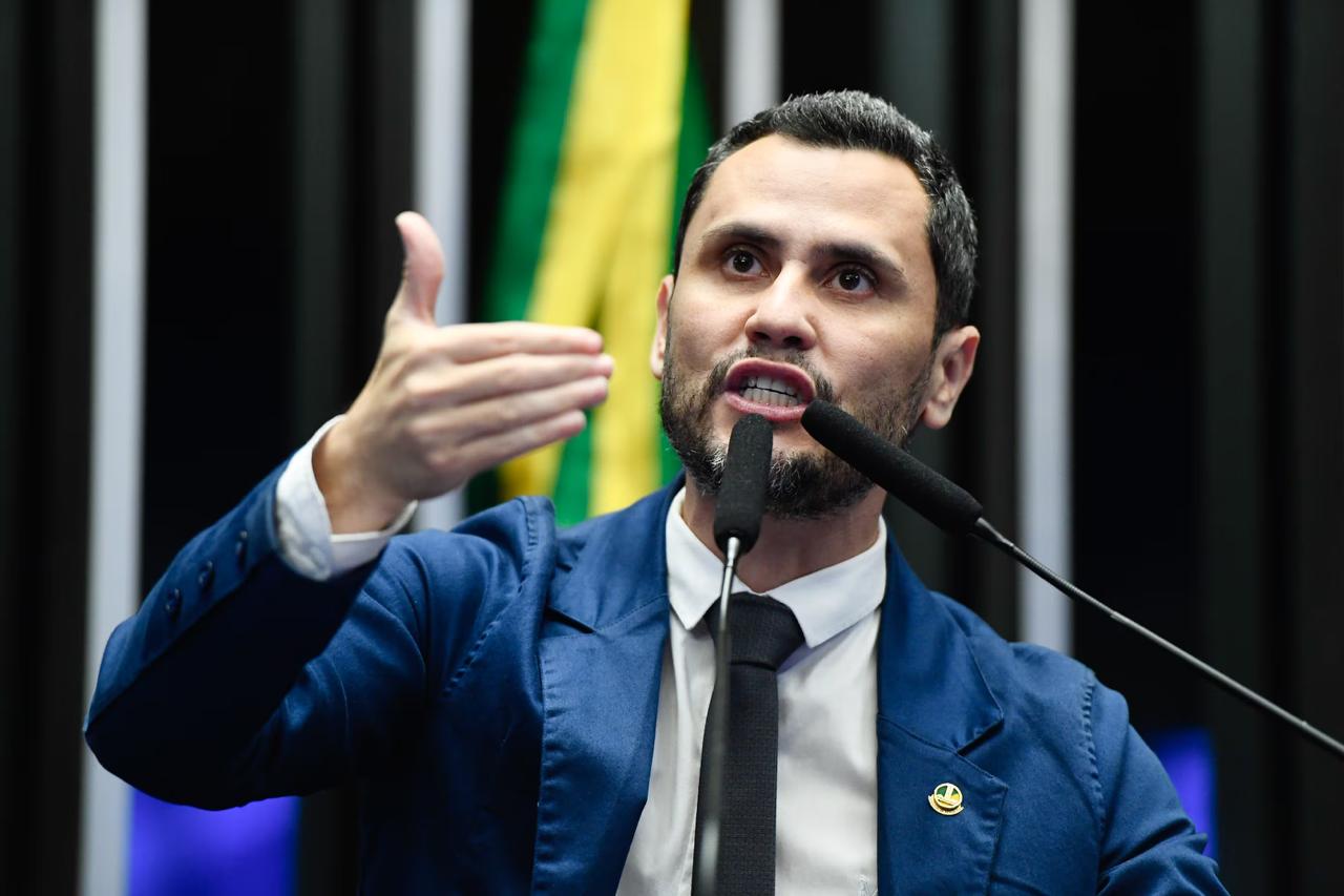Eduardo Bolsonaro compartilha vídeo de Cleitinho apoiando Flávio