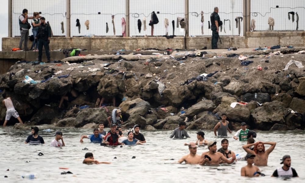 Espanha reforça fronteira em Ceuta após 67 imigrantes mortos