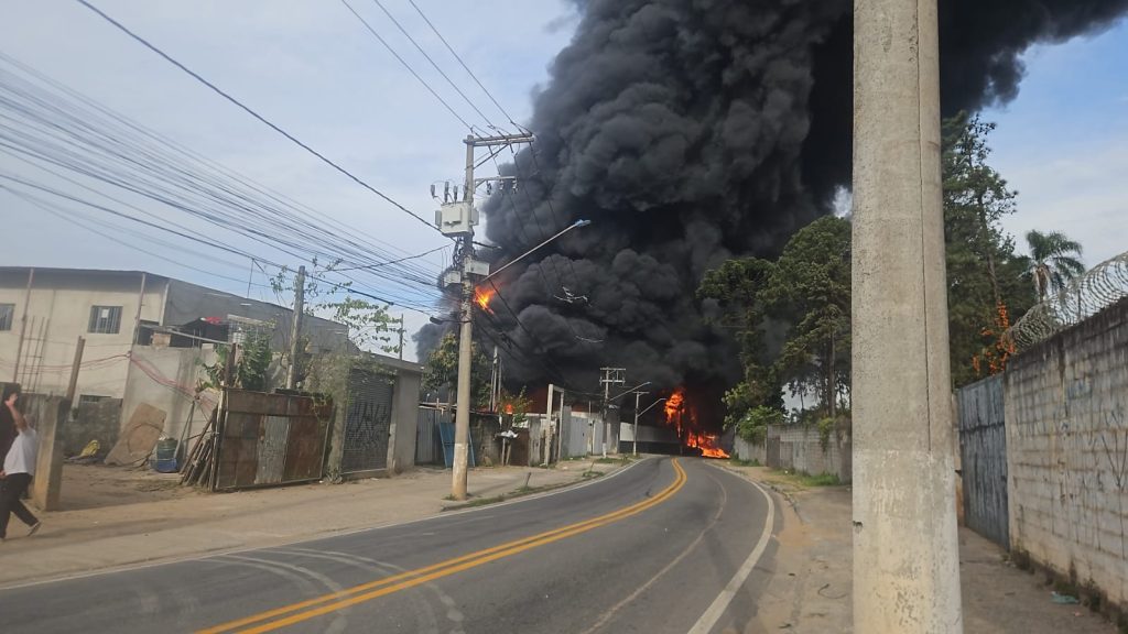 Explosão mantém incêndio em indústria química de Itaquaquecetuba