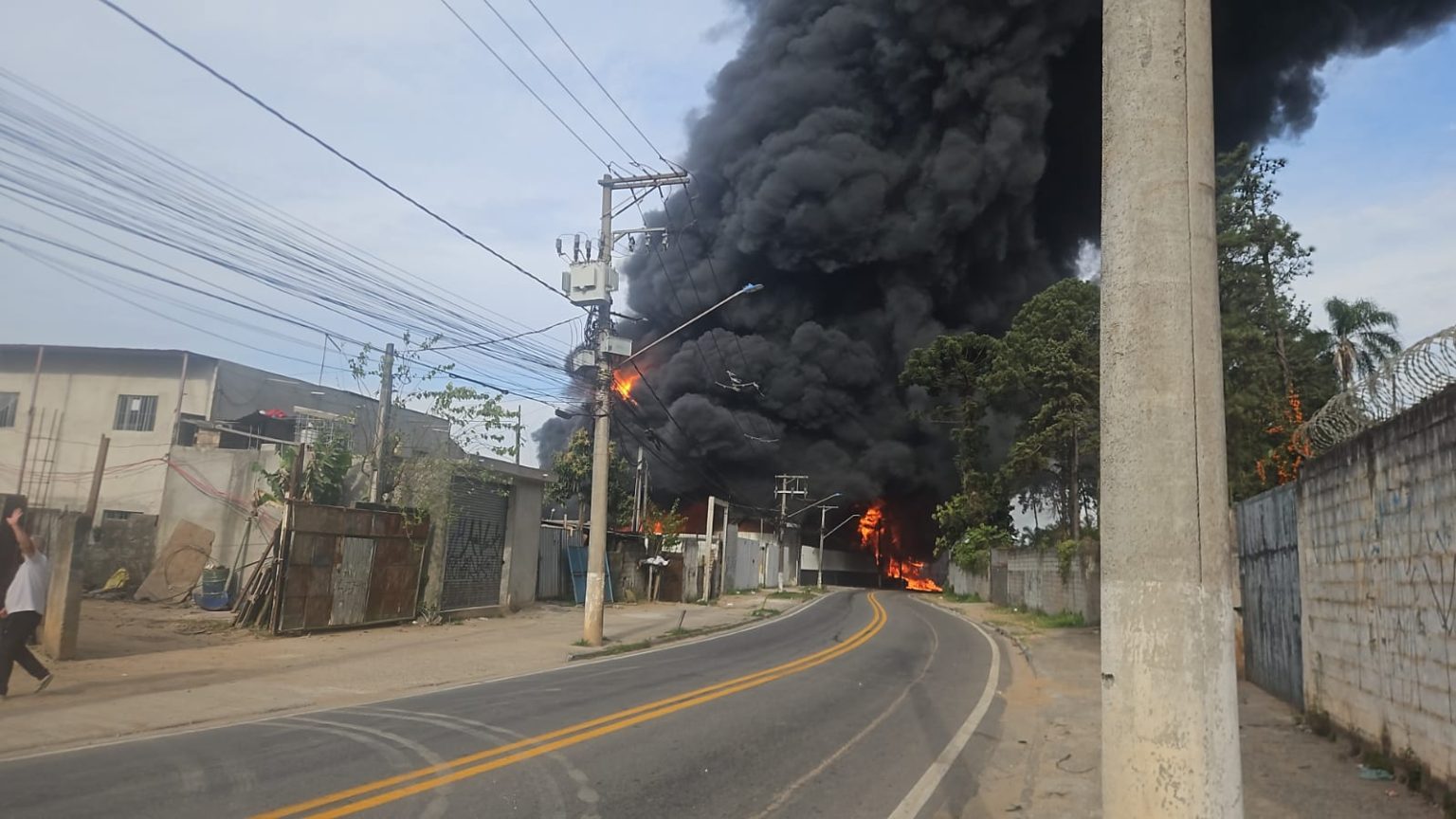 Explosão mantém incêndio em indústria química de Itaquaquecetuba