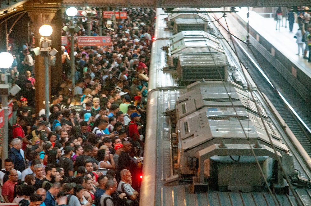 Ferroviários paralisam linhas da CPTM e exigem garantia contra demissões