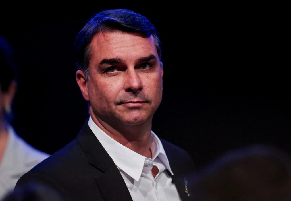 Flávio Bolsonaro abre agenda no Nordeste com encontros evangélicos em AL